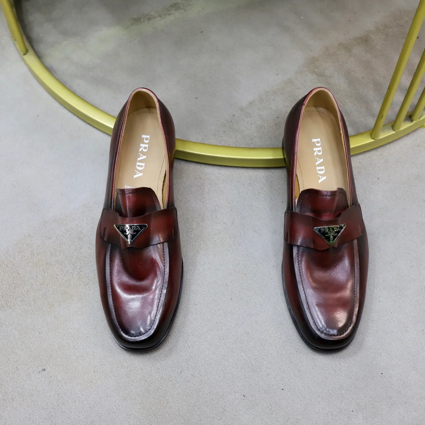 Ex-factory price: 520💰[PRADA] Prada's new casual men's shoes are launched in Hong Kong counters. Official website 1:1 production. Italian washed cowhide + water-dyed leather lining. Designed by European and American masters. Perfect shape to create counter quality, solid color rubber wear-resistant outsole and classic dazzling head! Super versatile and very comfortable. High-end without losing taste, fashionable and novel! ! Absolute focus! 3 colors available! Code number 38-45